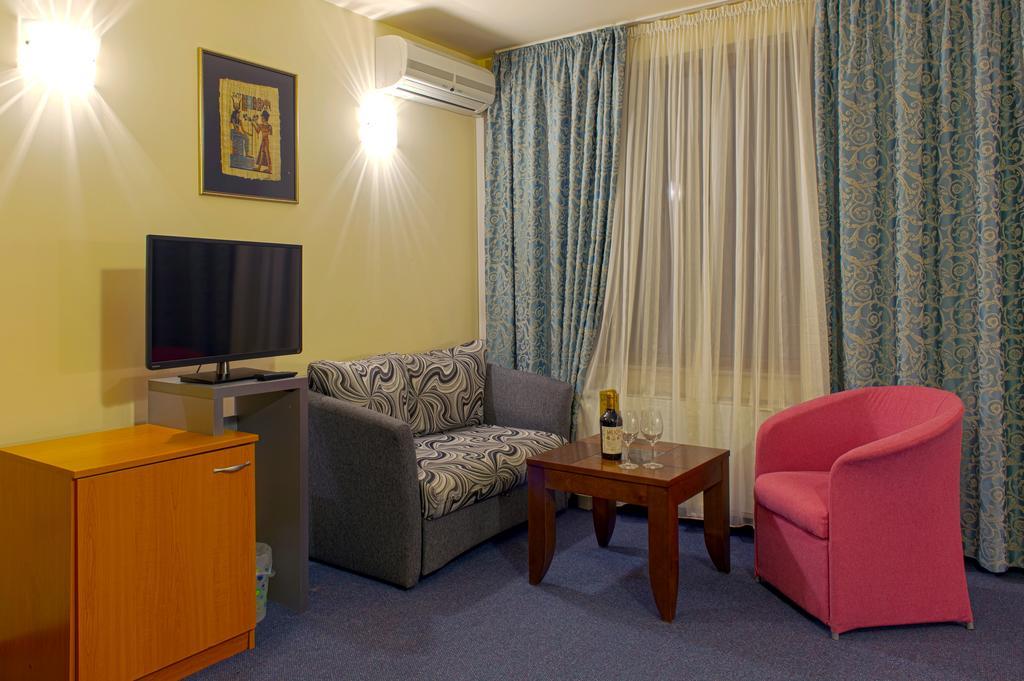 Hotel Luxor เมลนิค ภายนอก รูปภาพ