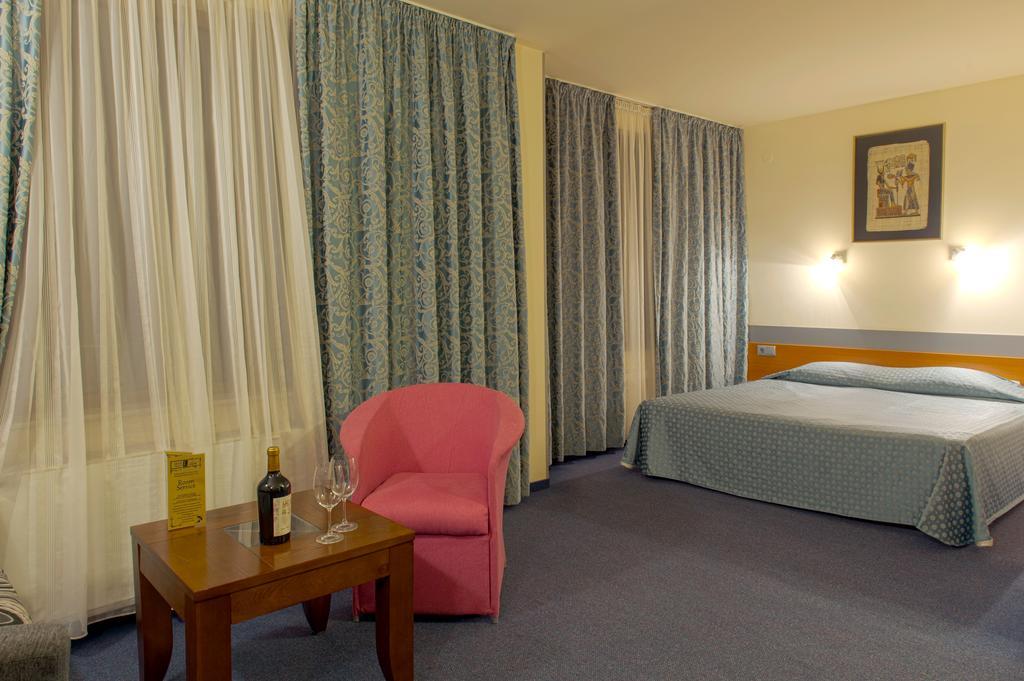 Hotel Luxor เมลนิค ภายนอก รูปภาพ